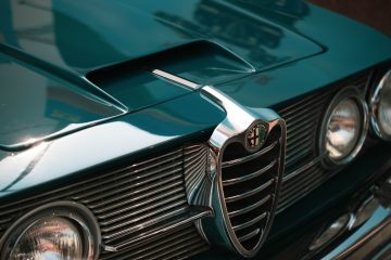 Alfa Romeo Giulia Sprint GTA 1965: O Icoană a Vitezei și Eleganței Italiane