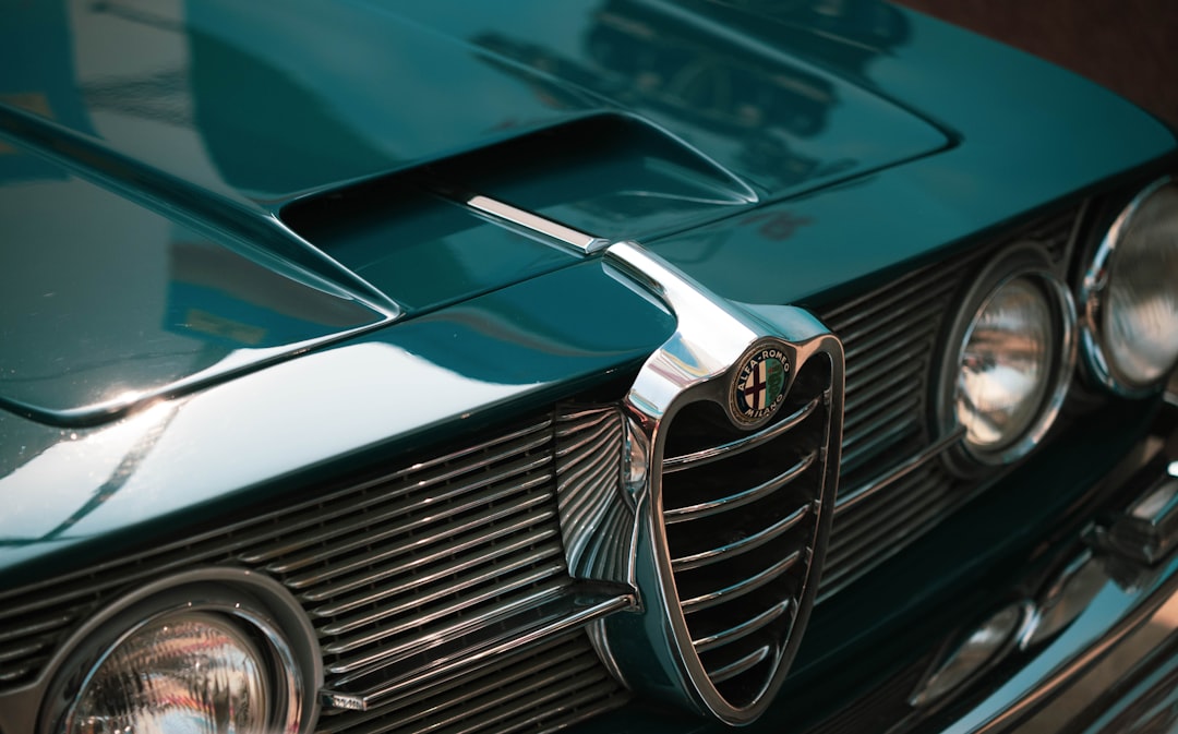 Alfa Romeo Giulia Sprint GTA 1965: O Icoană a Vitezei și Eleganței Italiane