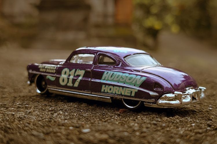 Hudson Hornet 1951: O Legendă a Curselor Americane, Admirată la Retroparada Primăverii din Vaslui