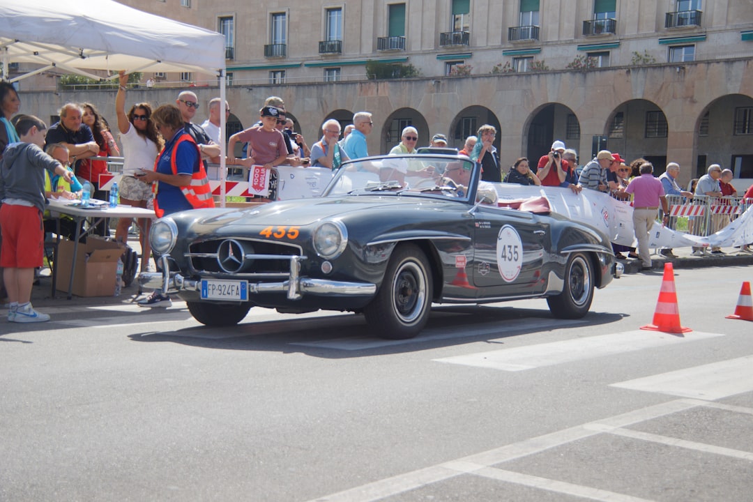 Mercedes-Benz 300 SL Roadster 1957: Reînvierea unei Legende a Eleganței