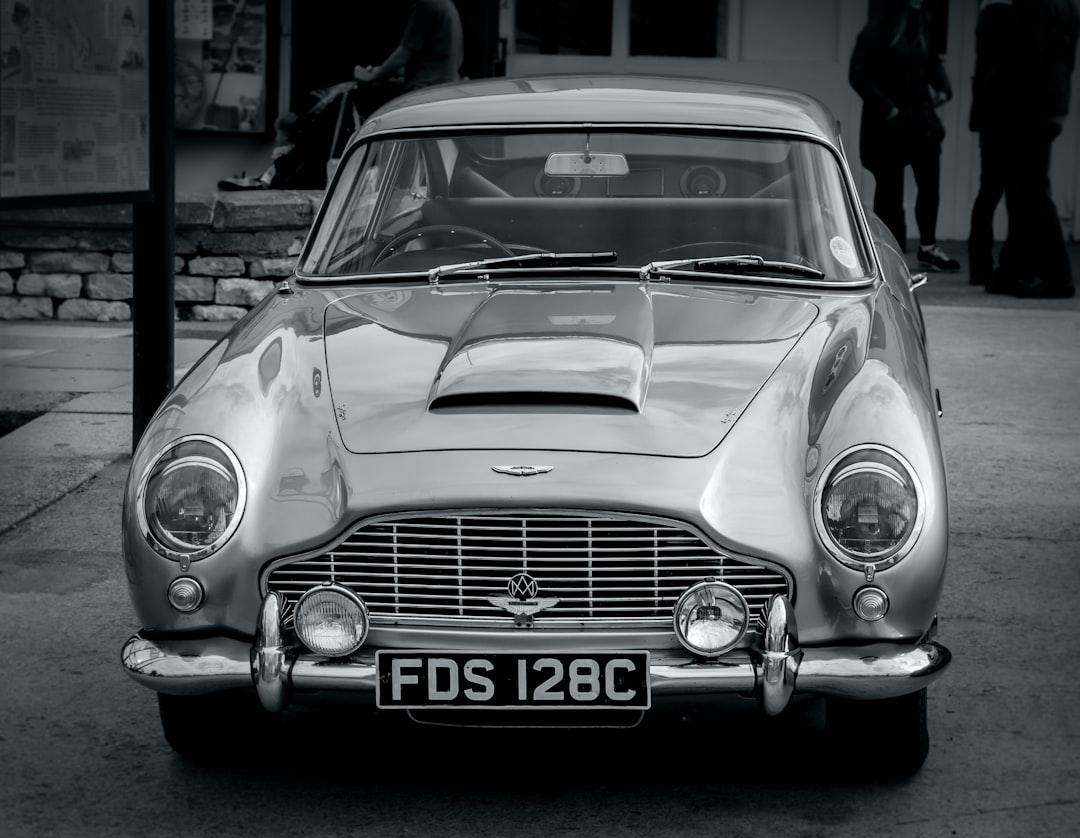 Aston Martin DB5 Vantage 1965: O Restaurare Legendară Celebrată